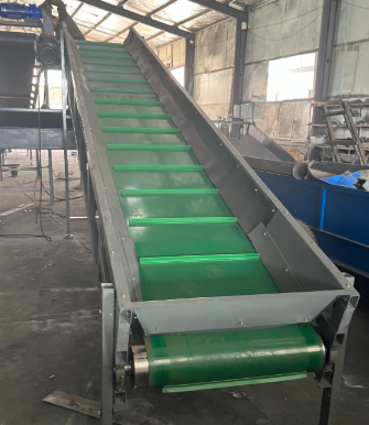 皮带输送机的导料板老堵料怎么办——浙江米欧输送带